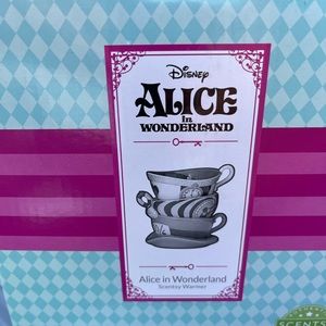 Brand New Scentsy Alice in Wonderland Warmer.